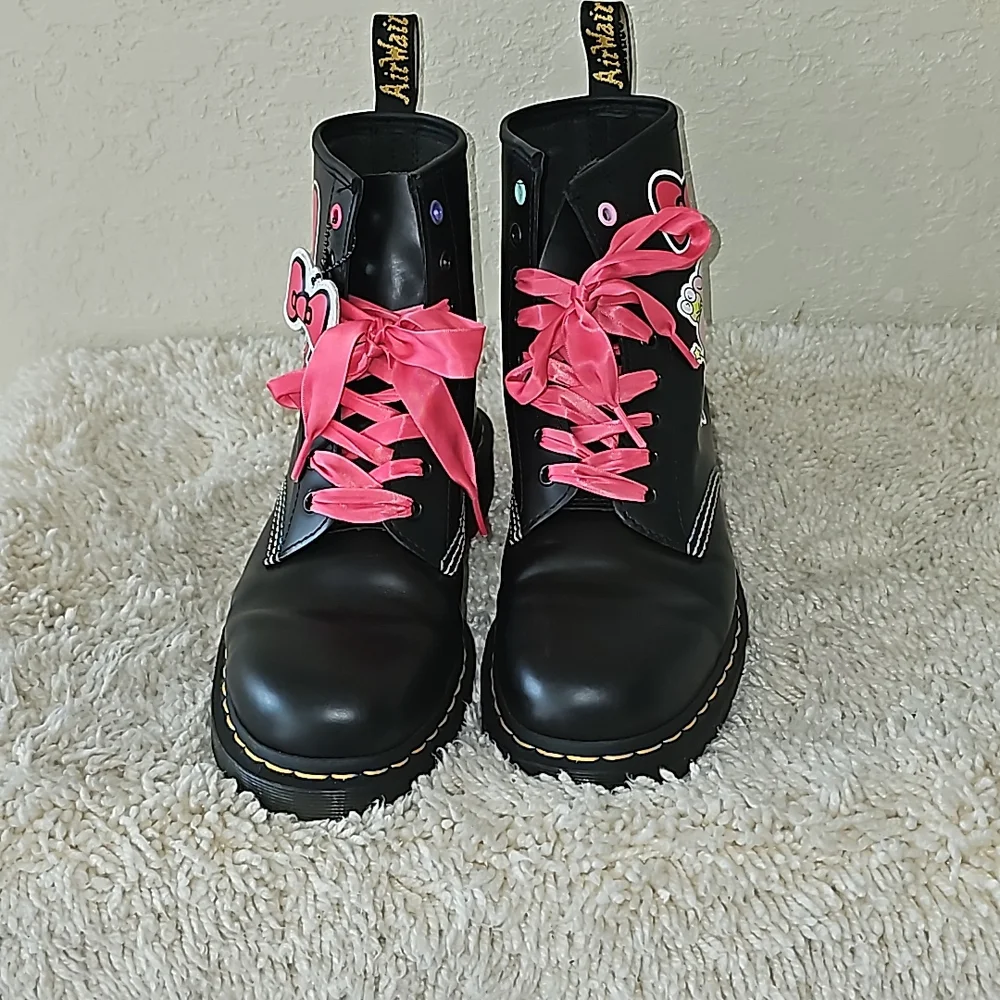 Dr. Martens X Hello Kitty & Friends Boots - Picture 5 of 16